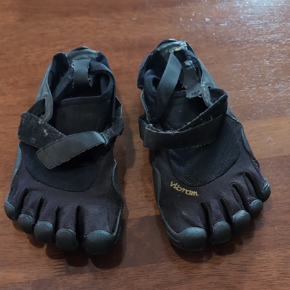 Vibram Black Toe Shoes with Strap